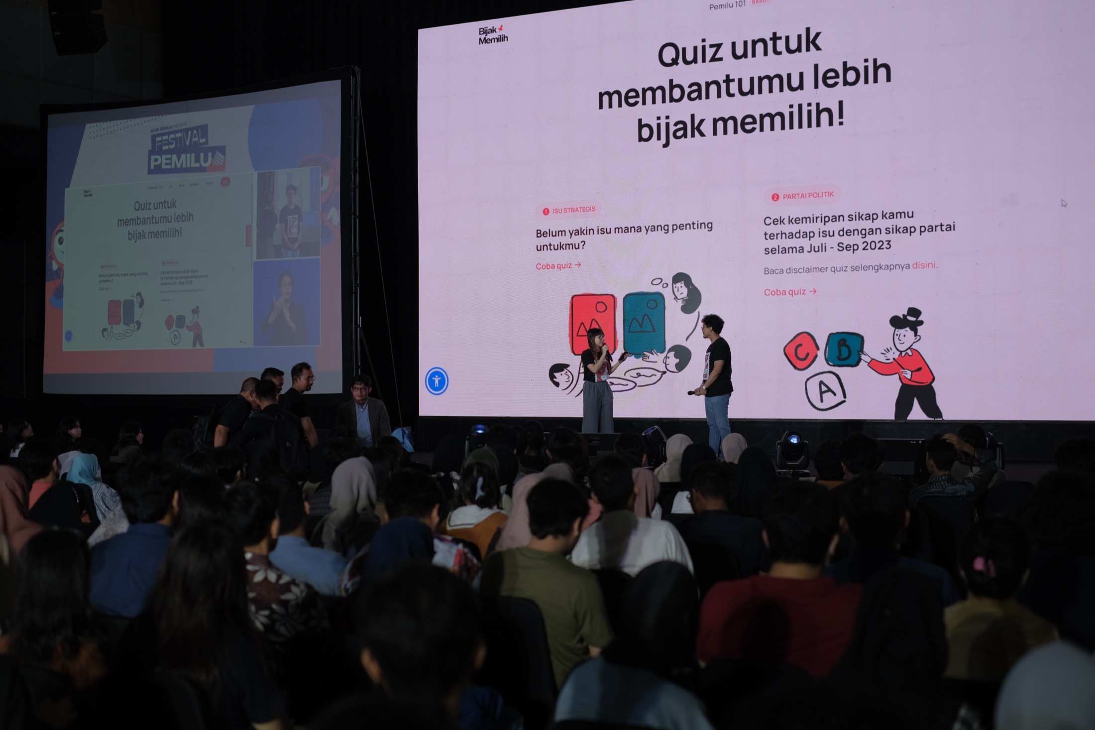 A Bijak Memilih session engaging the audience with an interactive policy quiz on the big screen